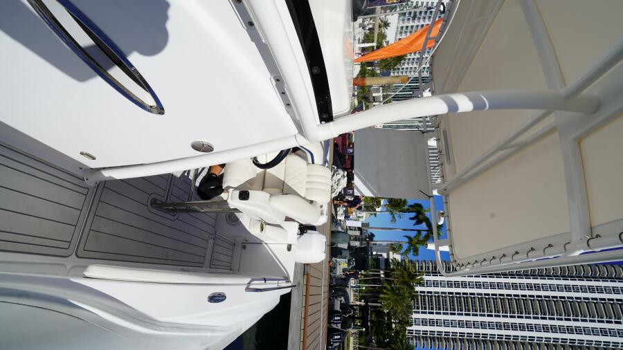 33' 2015 Airship 330