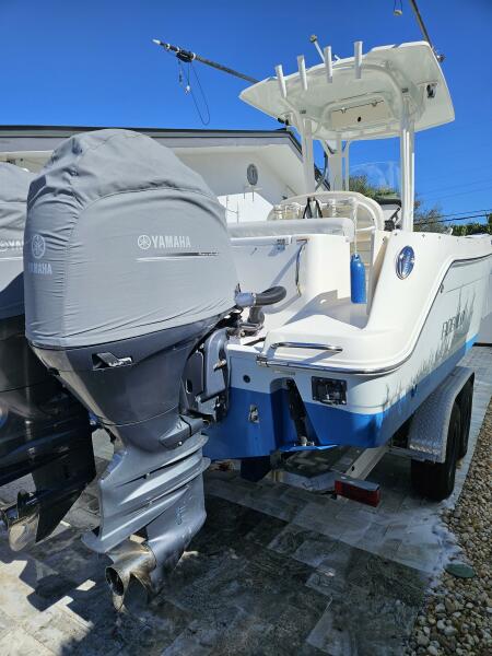 24' 2017 Robalo 