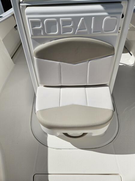 24' 2017 Robalo 
