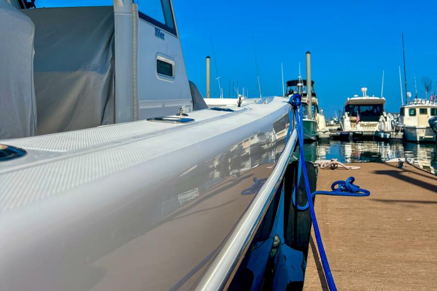 35' 2017 Everglades 355 CC