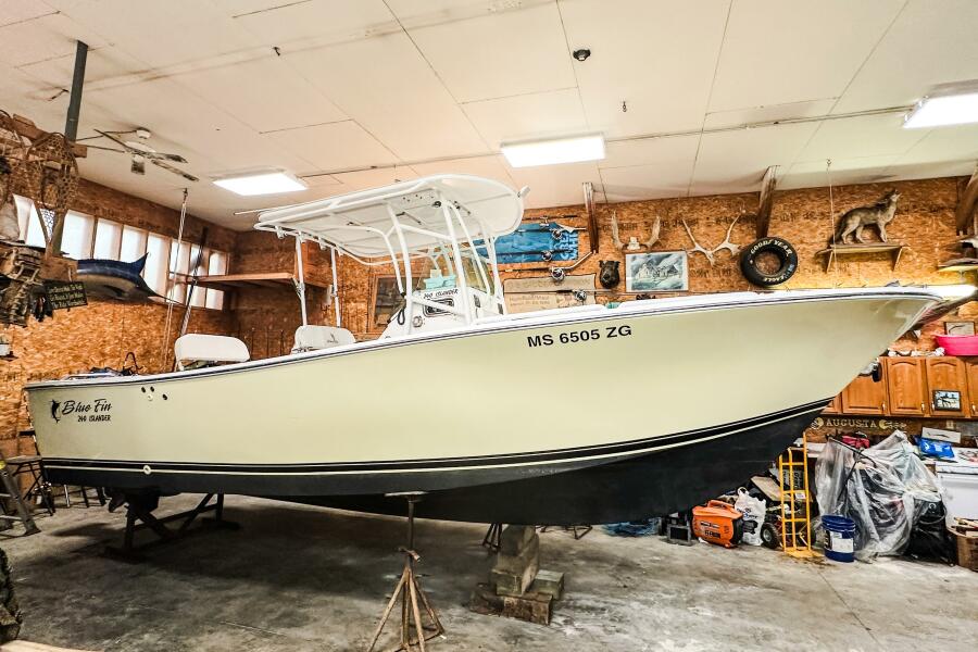 24' 2009 Blue Fin 