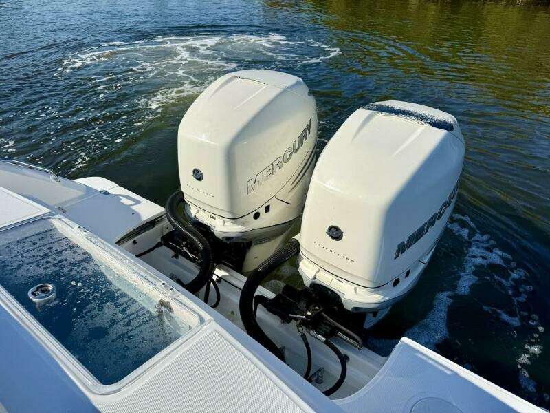 2018 Boston Whaler 330 Outrage - Outboard Engines 