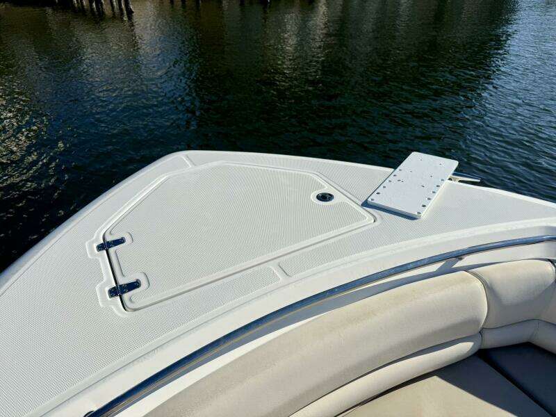 2018 Boston Whaler 330 Outrage -Bow
