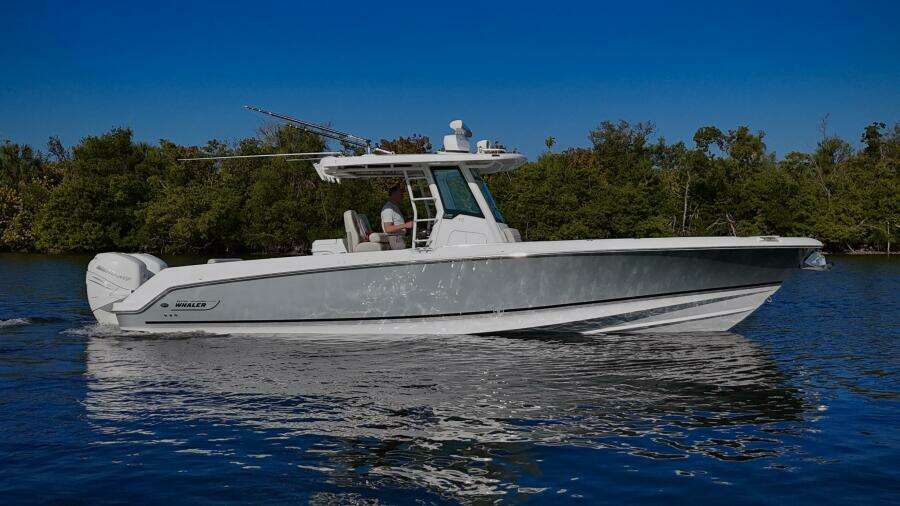 2018 Boston Whaler 330 Outrage - Profile 