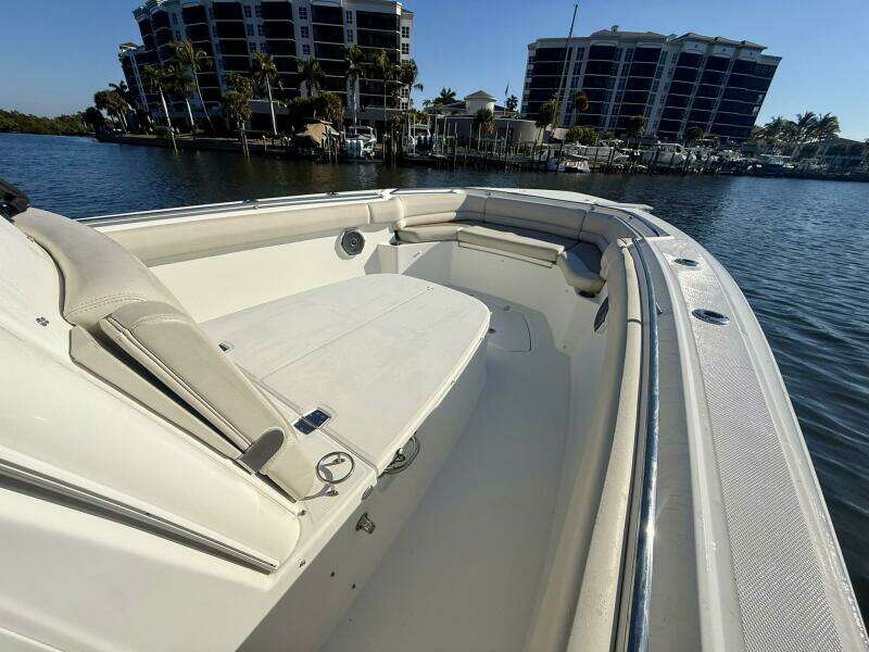 2018 Boston Whaler 330 Outrage - Foredeck