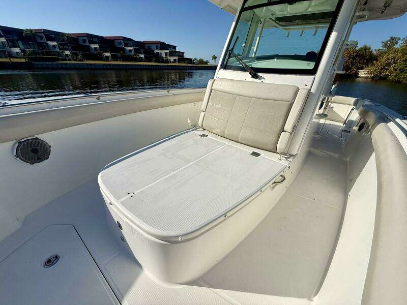 2018 Boston Whaler 330 Outrage - Profile - Foredeck Seating 