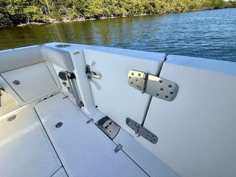 2018 Boston Whaler 330 Outrage 