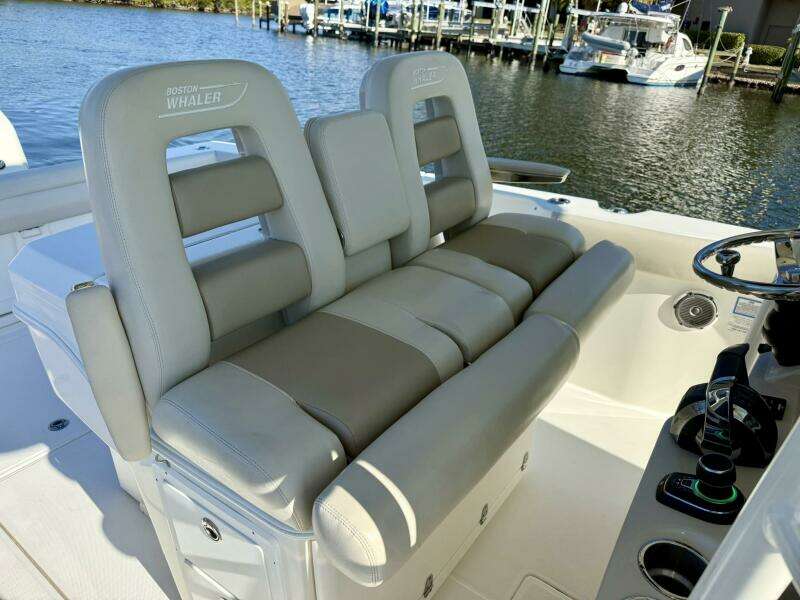 2018 Boston Whaler 330 Outrage - Helm