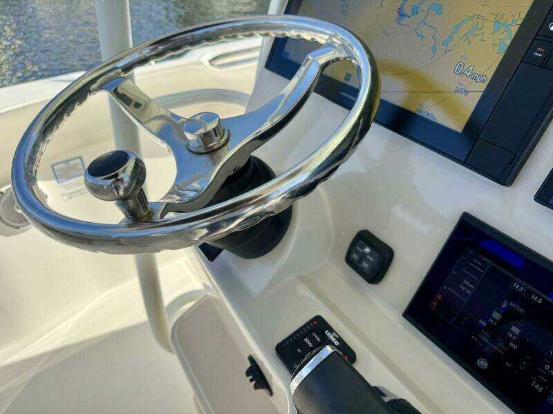 2018 Boston Whaler 330 Outrage - Hem/Electronics