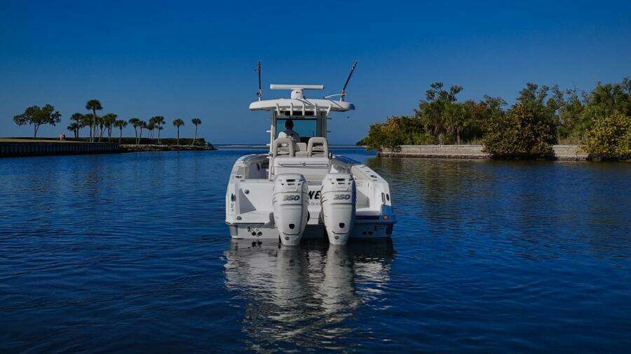 2018 Boston Whaler 330 Outrage - Profile 