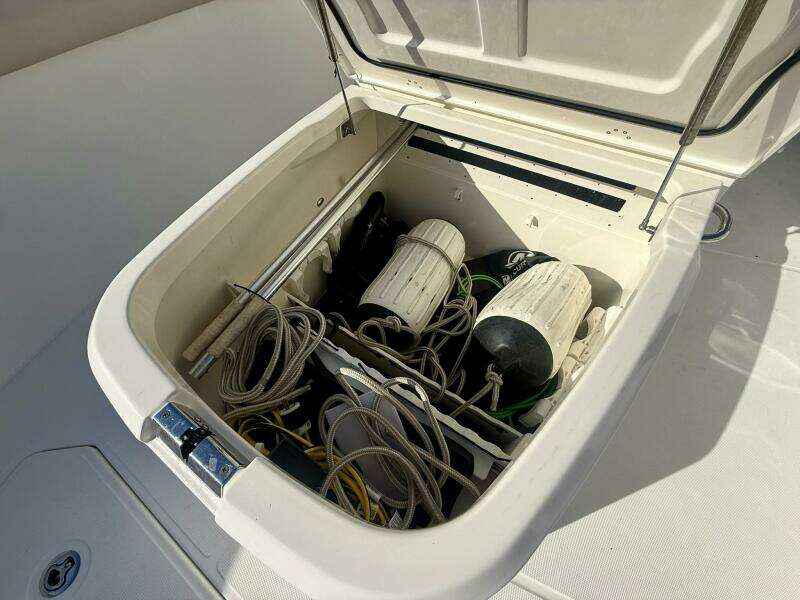 2018 Boston Whaler 330 Outrage - Storage 
