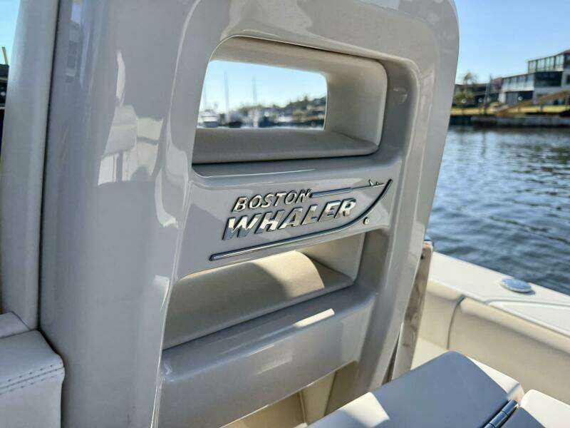 2018 Boston Whaler 330 Outrage 