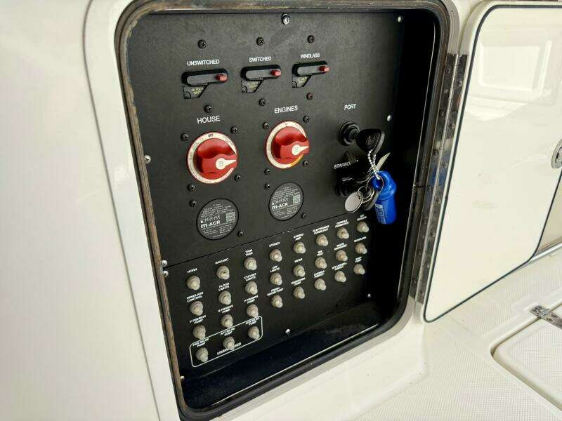 2018 Boston Whaler 330 Outrage - Hem/Electronics