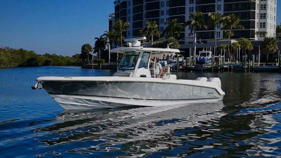 2018 Boston Whaler 330 Outrage - Profile 