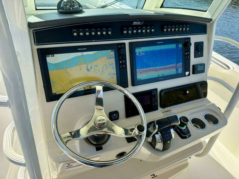  2018 Boston Whaler 330 Outrage - Helm