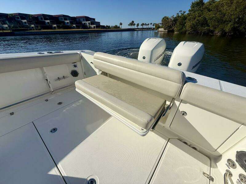 2018 Boston Whaler 330 Outrage 