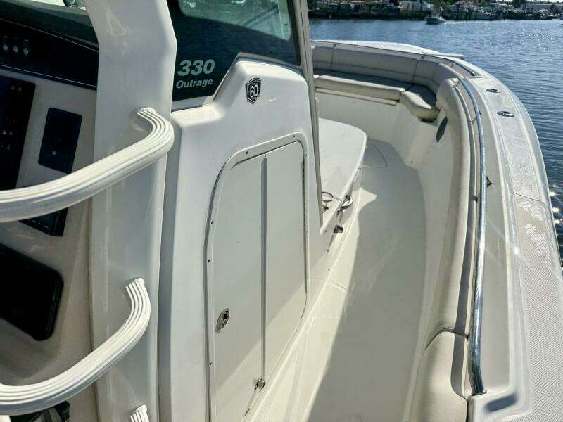 2018 Boston Whaler 330 Outrage - Companionway