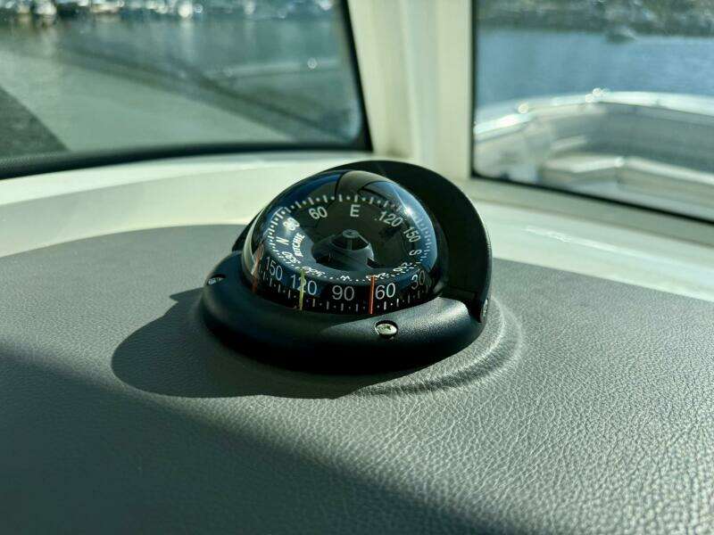 2018 Boston Whaler 330 Outrage - Hem/Electronics