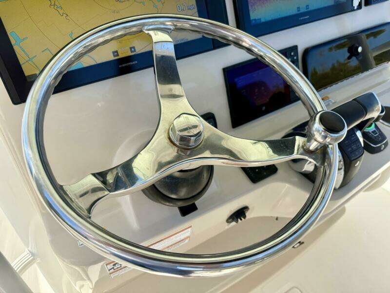 2018 Boston Whaler 330 Outrage - Hem/Electronics