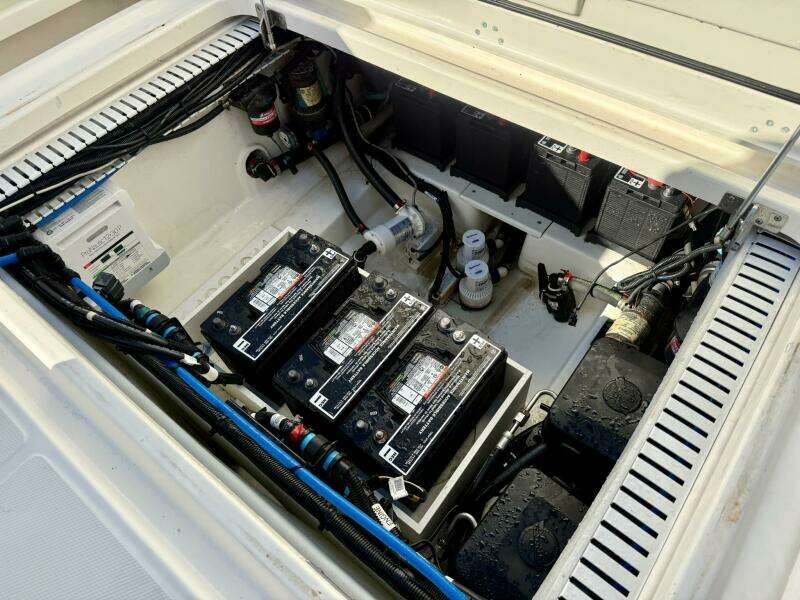 2018 Boston Whaler 330 Outrage - Engine