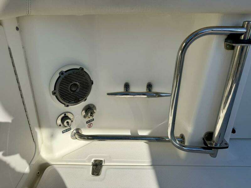 2018 Boston Whaler 330 Outrage - Stern