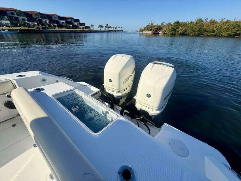 2018 Boston Whaler 330 Outrage - Outboard Engines