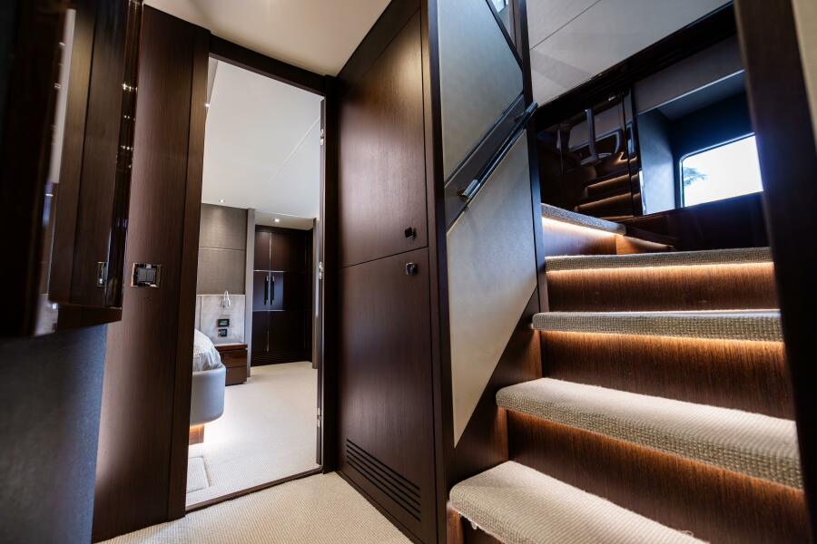 76' 2019 Sunseeker 76