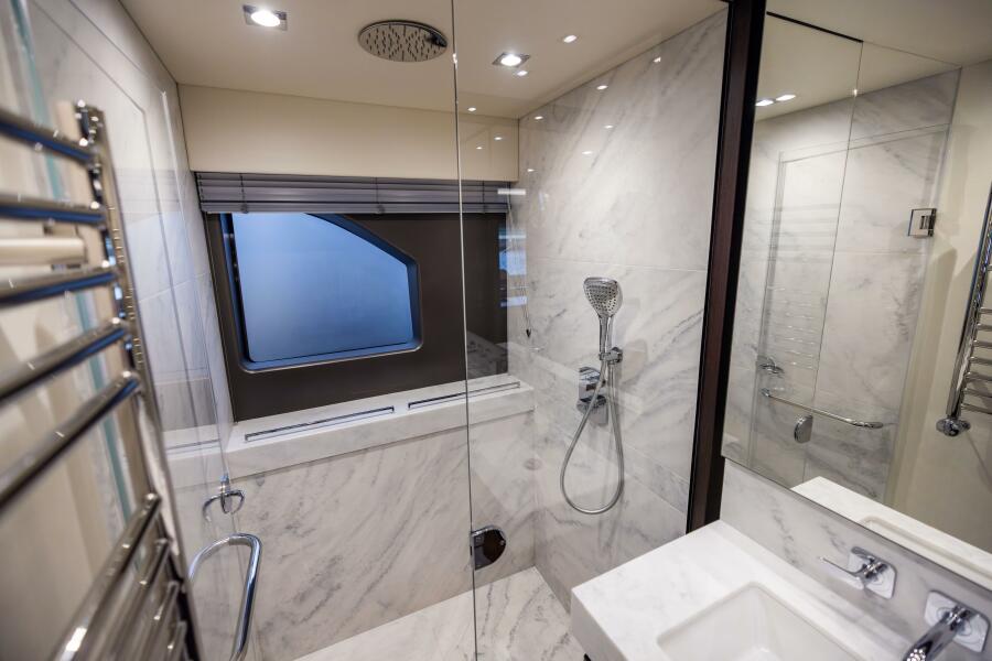 76' 2019 Sunseeker 76