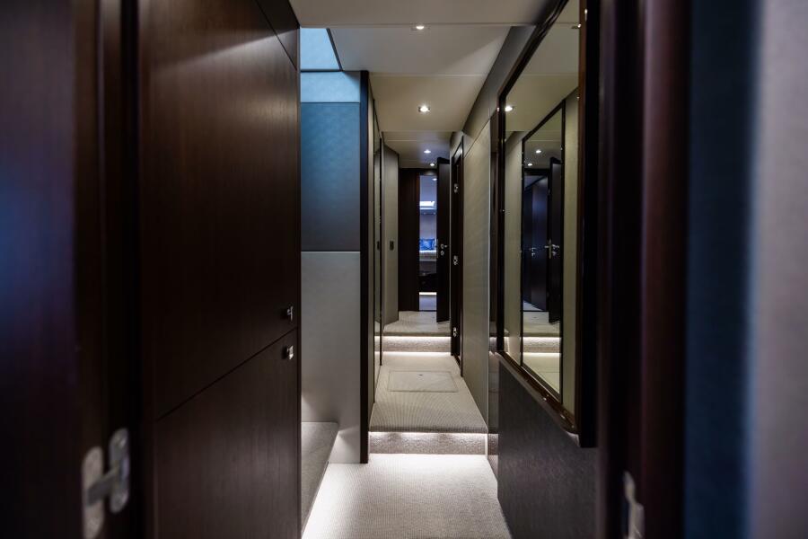 76' 2019 Sunseeker 76