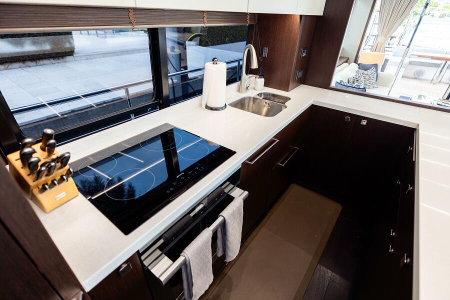 76' 2019 Sunseeker 76