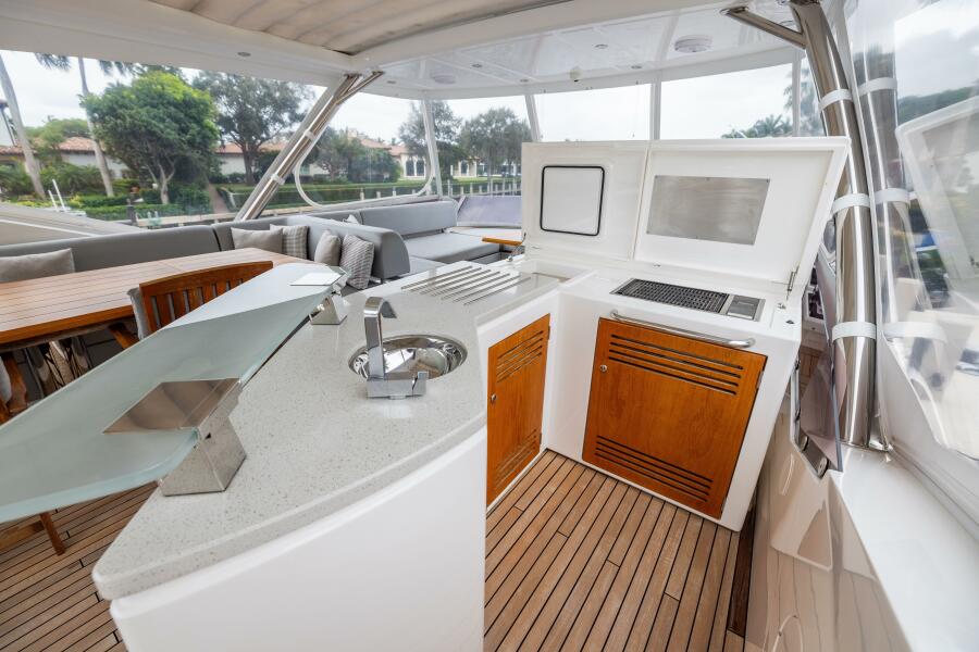 76' 2019 Sunseeker 76