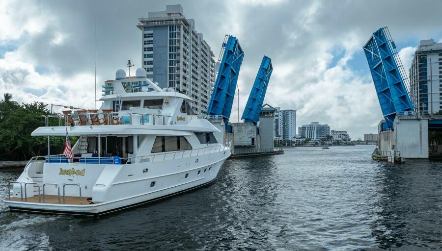 80' 2005 Ocean Alexander 