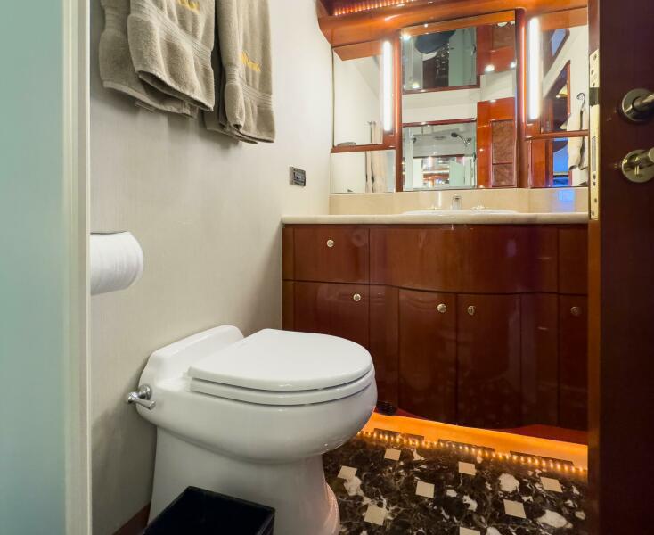 80' 2005 Ocean Alexander 