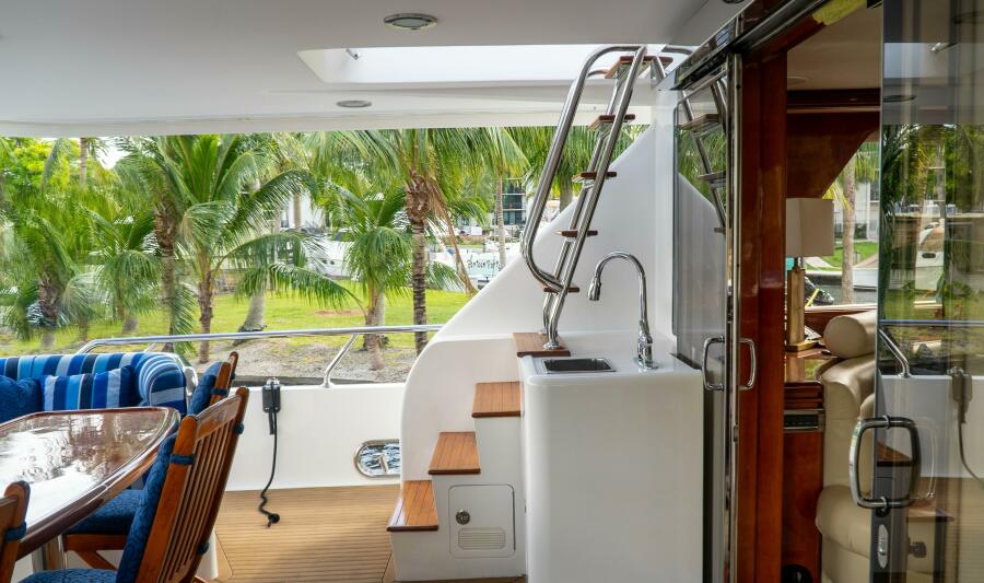 80' 2005 Ocean Alexander 