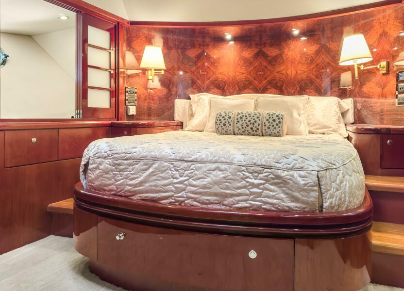 80' 2005 Ocean Alexander 