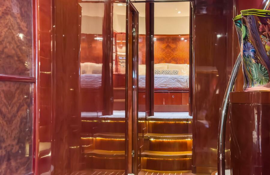 80' 2005 Ocean Alexander 