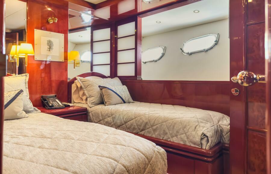 80' 2005 Ocean Alexander 