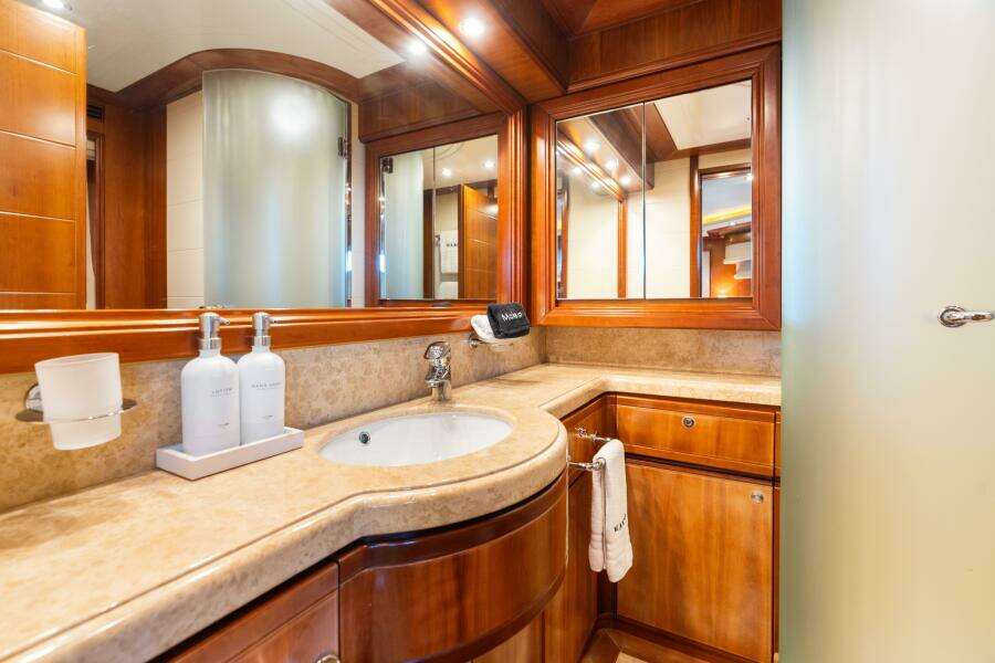 2004 Ferretti Yachts 