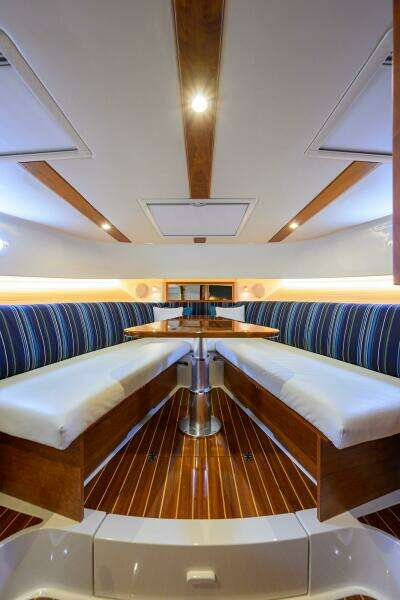 Hinckley 40X Renie Vie- Dinette