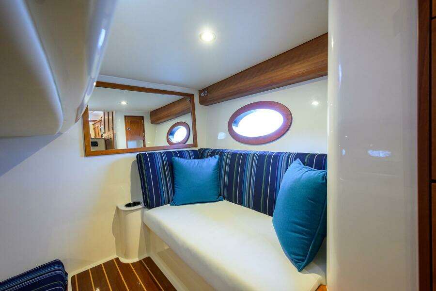 Hinckley 40X Renie Vie- Loveseat