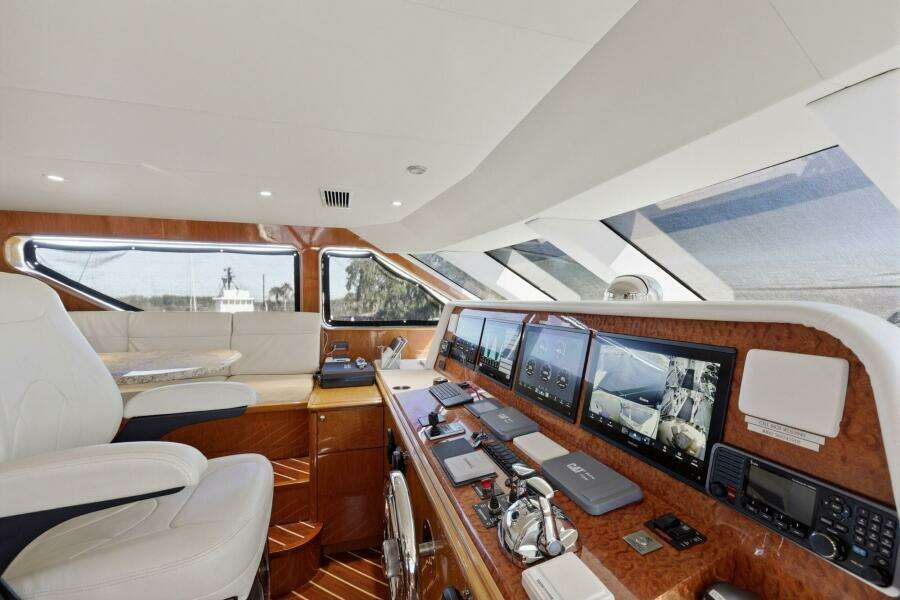 Cheoy Lee 95 FOOTLOOSE - Skybridge Helm