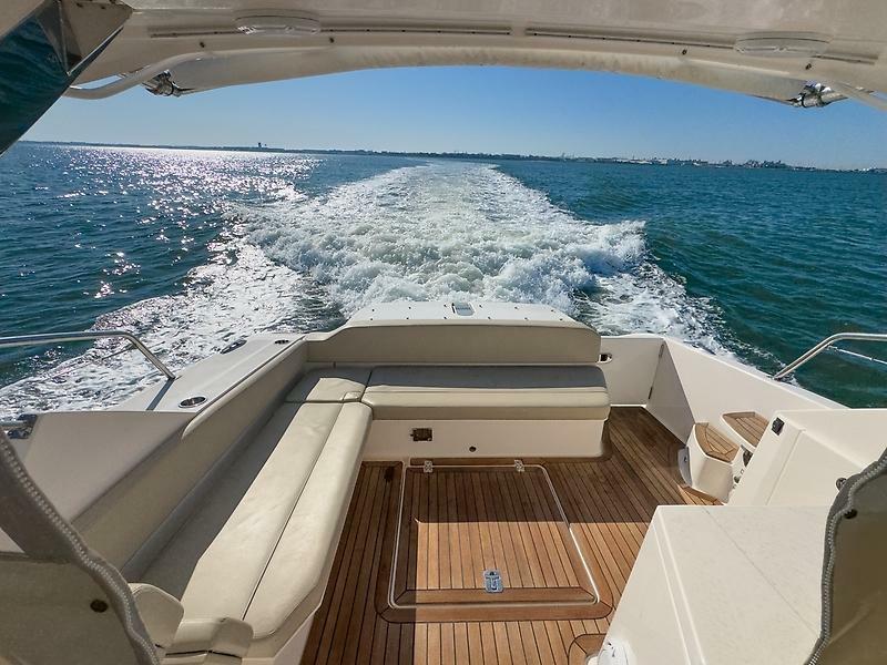 41' 2015 Pursuit SC 365i Sport Coupe