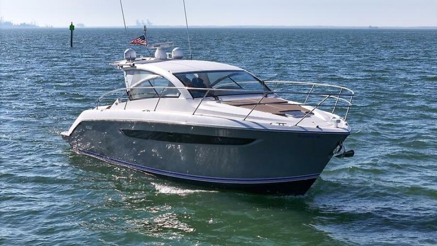 41' 2015 Pursuit SC 365i Sport Coupe