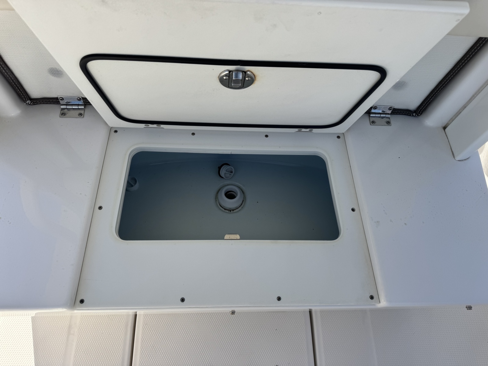 2020 Robalo R272 Center Console