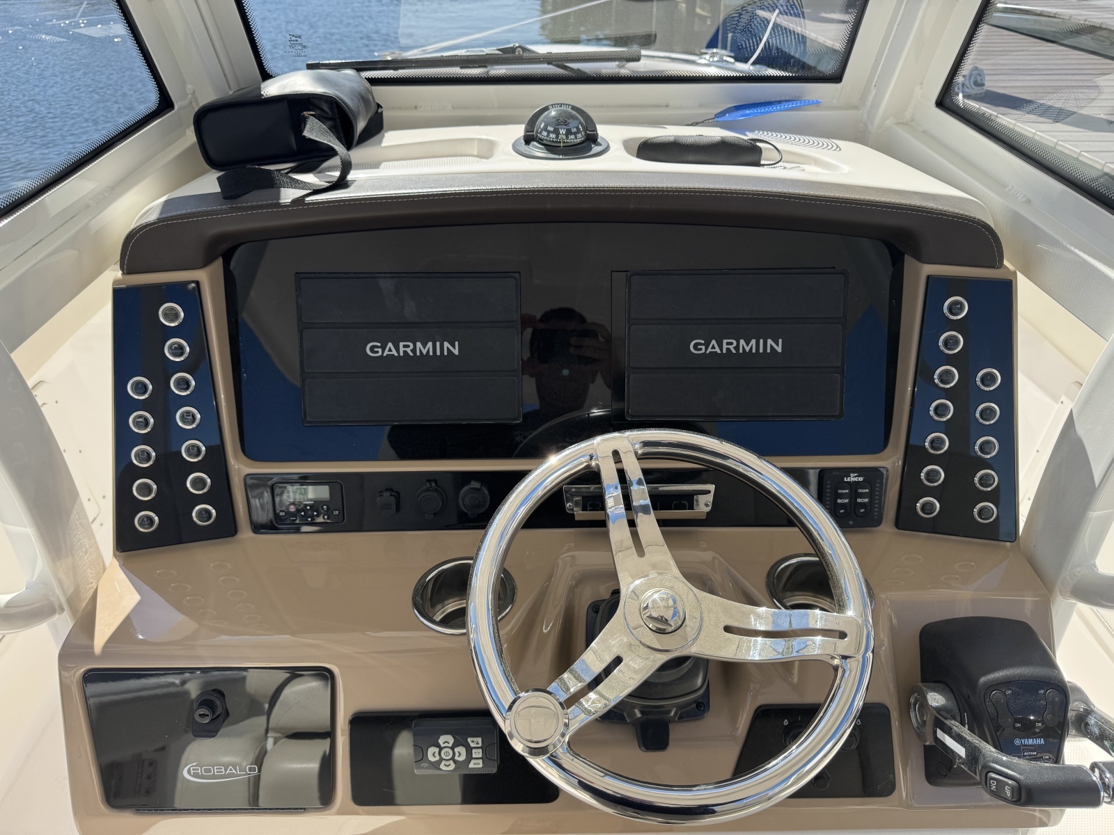 2020 Robalo R272 Center Console