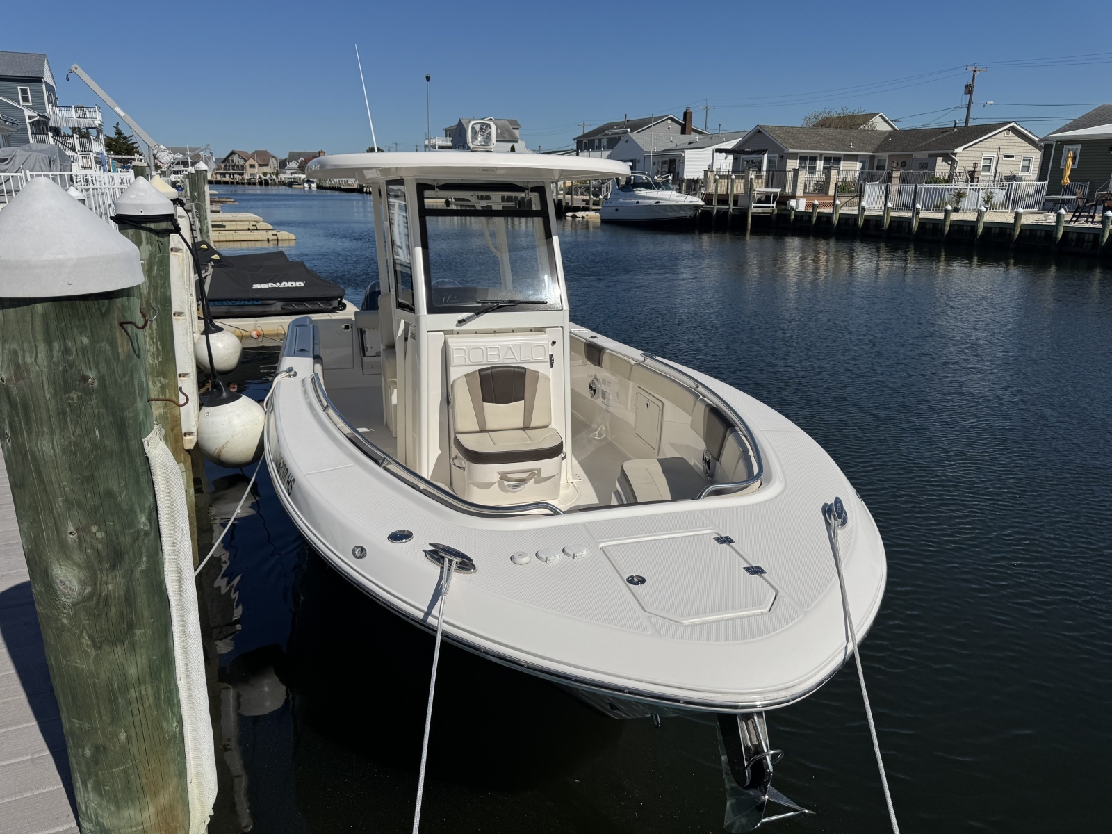 2020 Robalo R272 Center Console