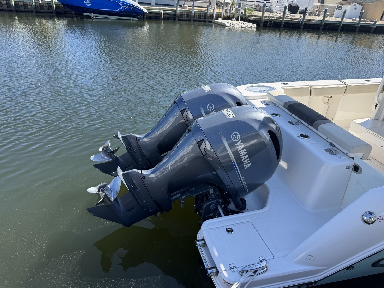 2020 Robalo R272 Center Console