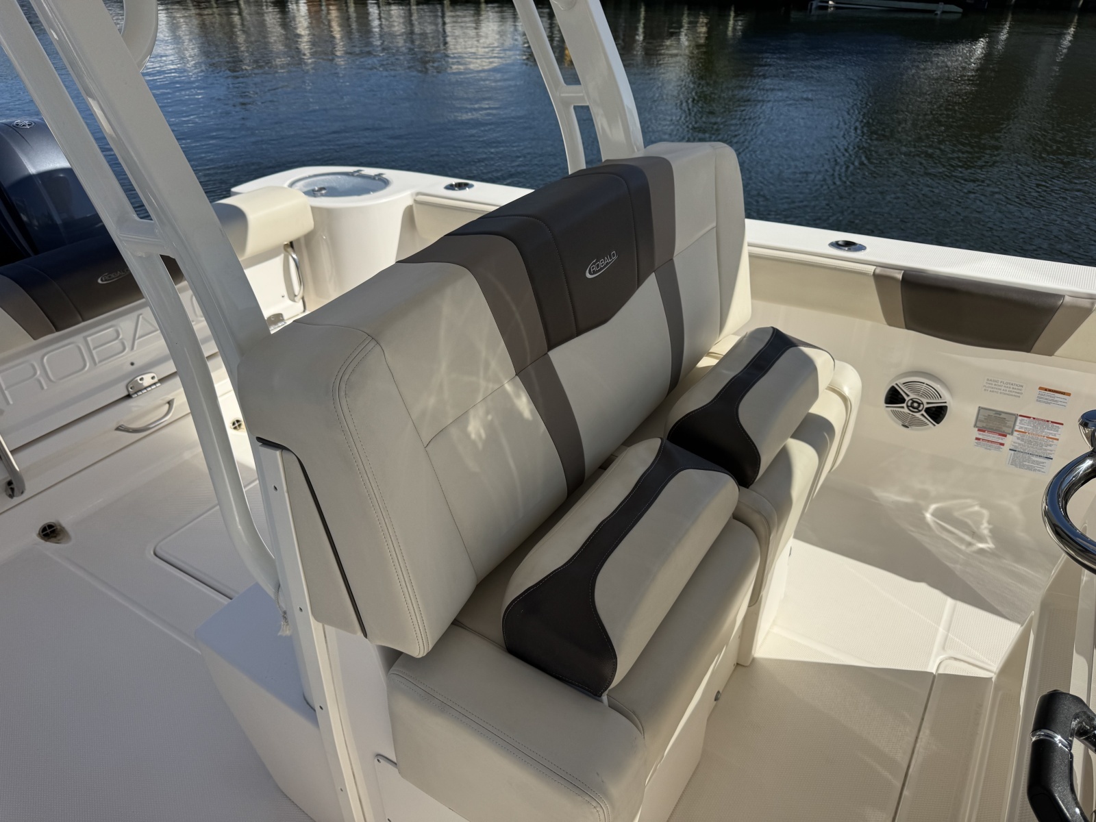 2020 Robalo R272 Center Console