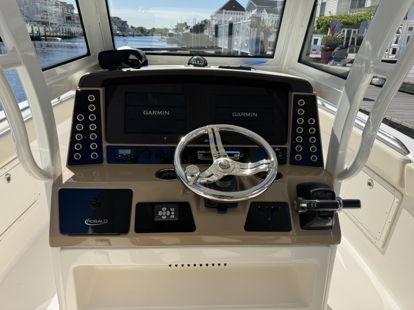 2020 Robalo R272 Center Console