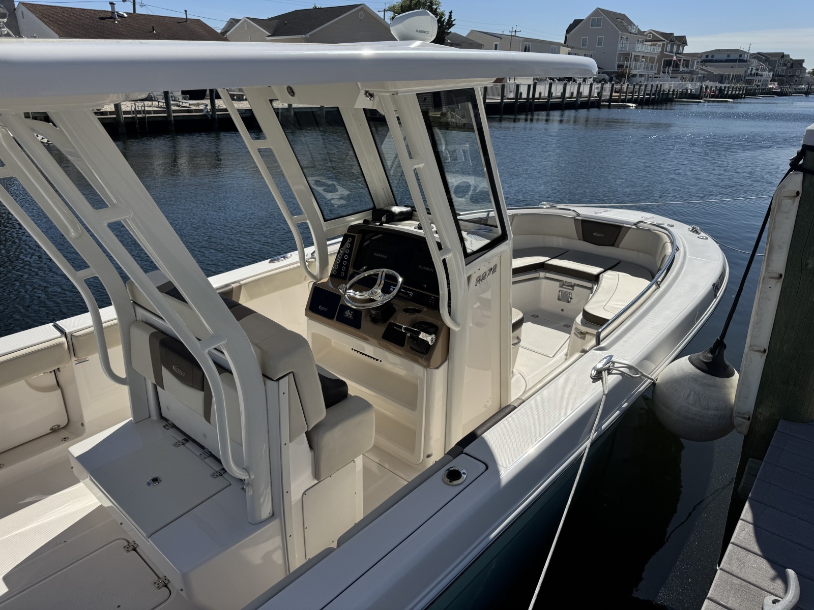 2020 Robalo R272 Center Console